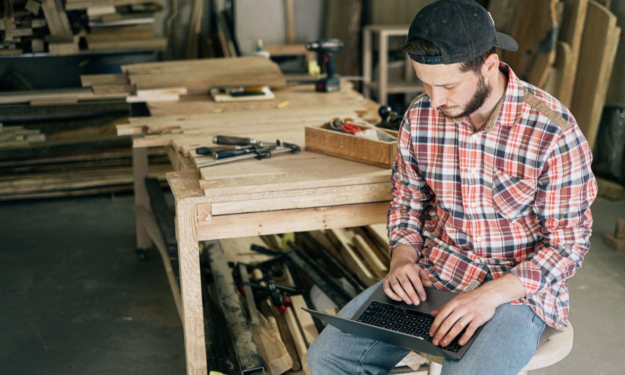 Handwerker bei der Arbeit mit Werkzeug an einem Werkstück