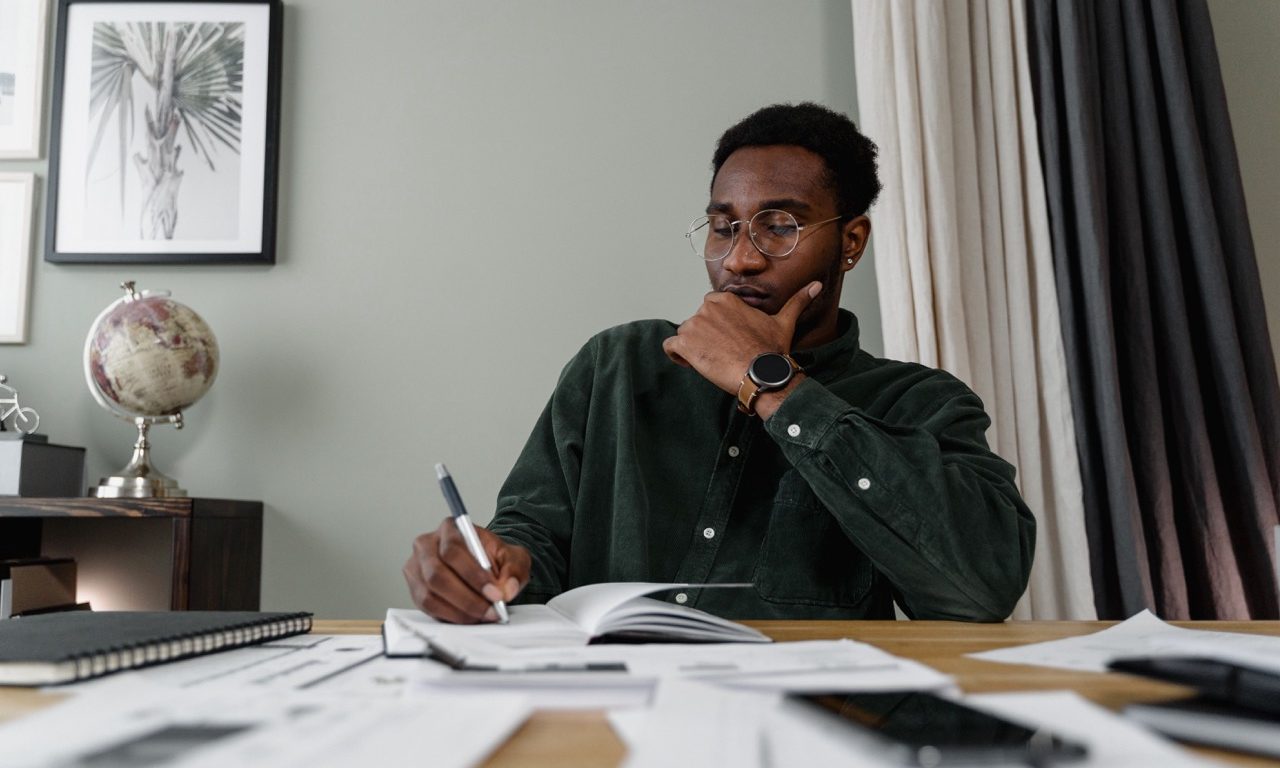 Arbeitsplatz mit Manuskript, handschriftlichen Korrekturen und Notizen