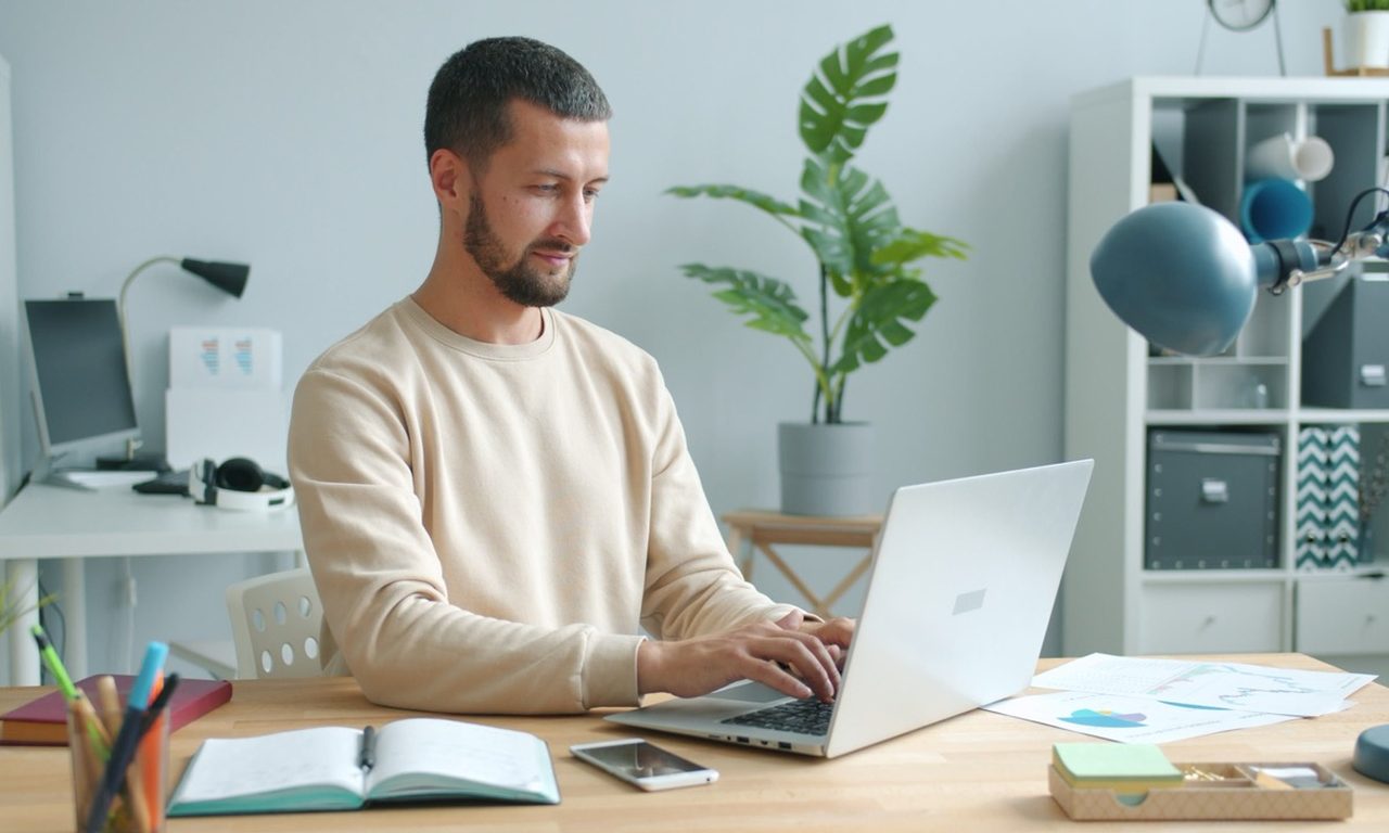 Arbeitsplatz mit Entwurf einer Website auf dem Bildschirm