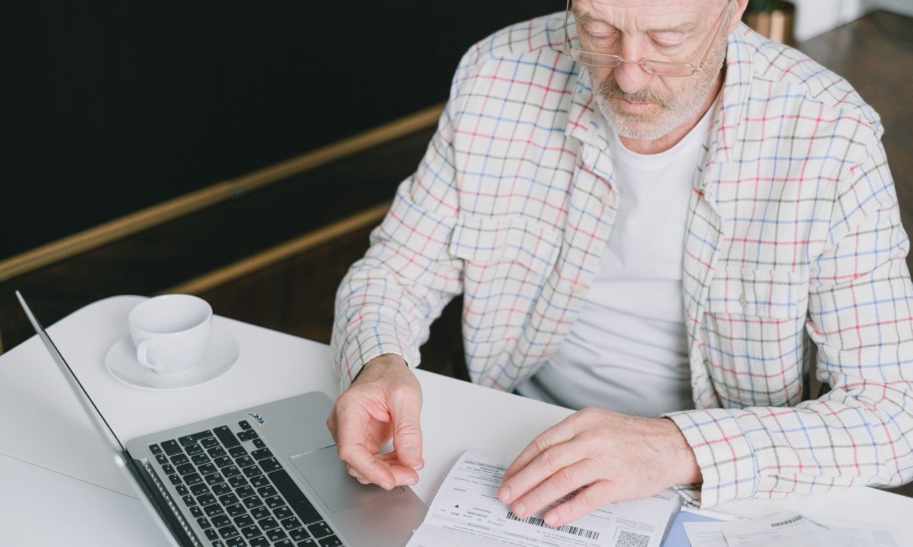 Steuerformulare und Unterlagen auf einem Schreibtisch